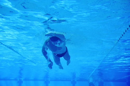 Plávajúci muž interier - 4