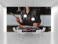 fototapeta na stenu mlada zenasediaca v kuchyni pri jedle 4