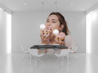 fototapeta na stenu dievca ktore je sisku 4