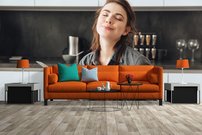 fototapeta na stenu mlada zenasediaca v kuchyni pri jedle 2