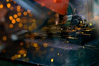 fototapeta iskry z kotucovej pily interier 2